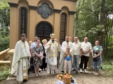 vyskupas su žmonėmis