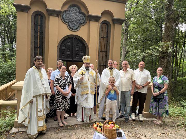vyskupas su žmonėmis